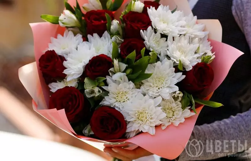 Букет из красных роз, кустовых хризантем, альстромерий в упаковке №2