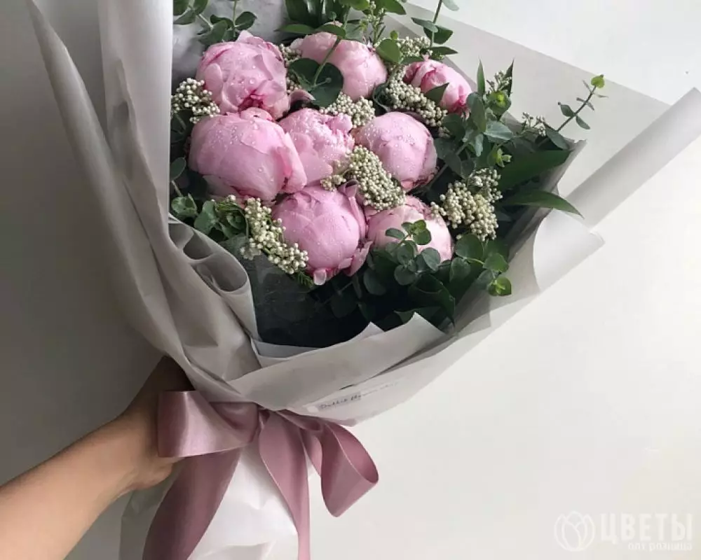 9 Розовых Пионов с зеленью в упаковке №1