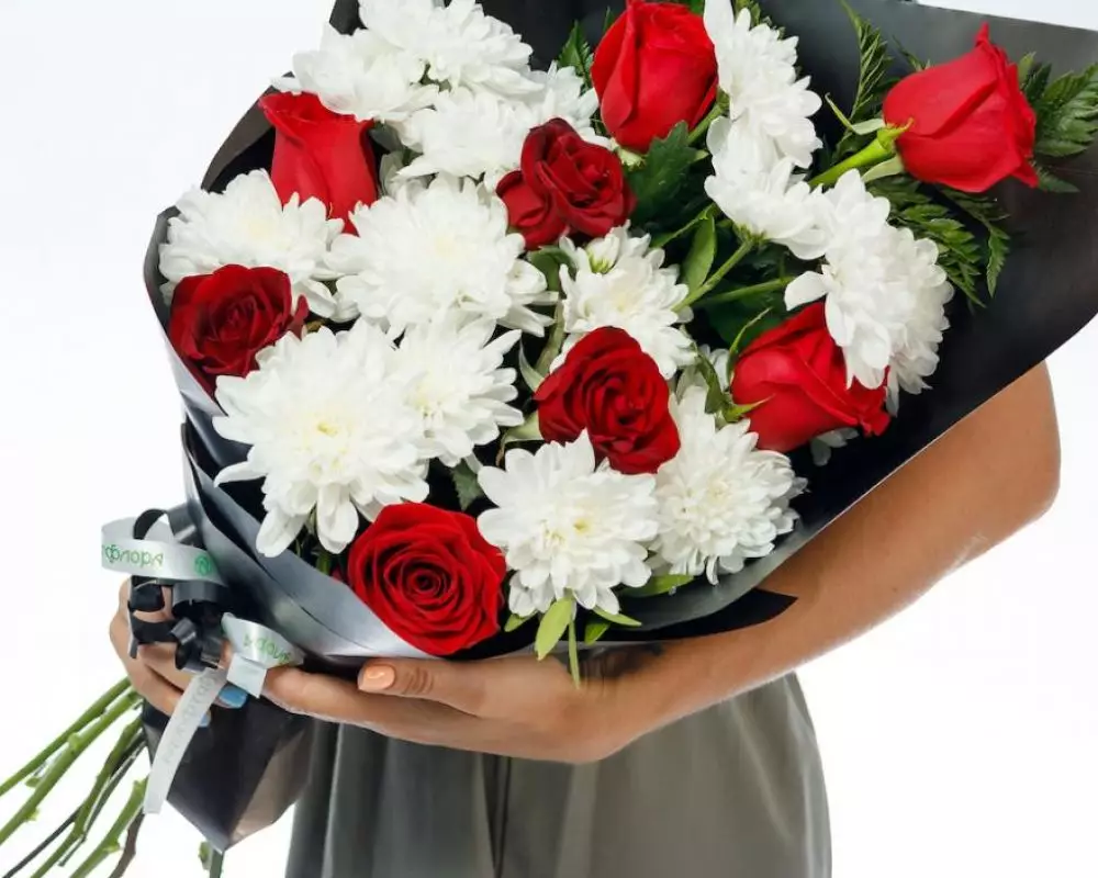 Траурный букет из эквадорских роз и кустовых хризантем №3