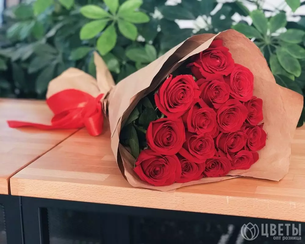 15 красных роз 60 см в упаковке №1