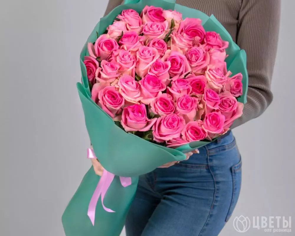 35 Ярко-Розовых Роз (70 см.) в упаковке №1