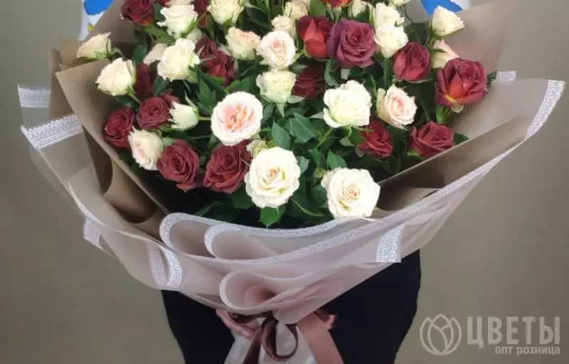 11 кустовых шоколадных и белых роз в упаковке №1