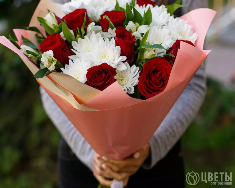 Букет из красных роз, кустовых хризантем, альстромерий в упаковке №4