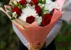 Букет из красных роз, кустовых хризантем, альстромерий в упаковке small №4