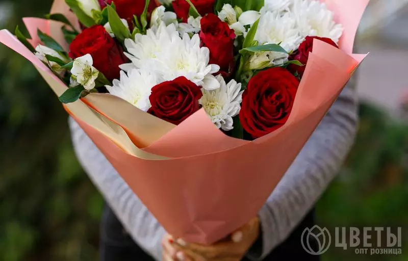Букет из красных роз, кустовых хризантем, альстромерий в упаковке №4