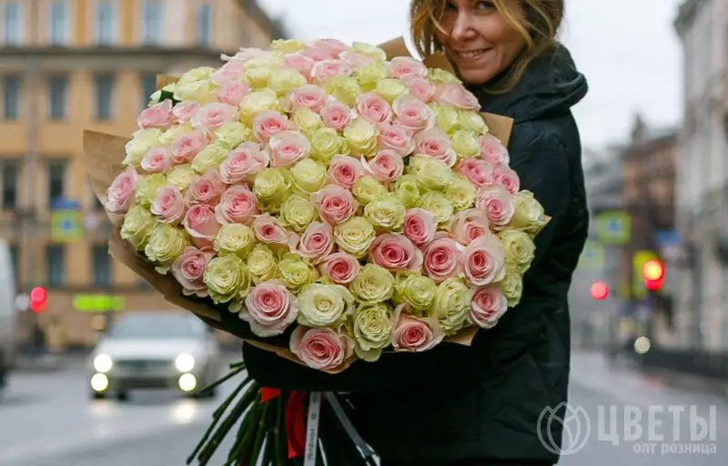 101 белой и розовой розы Эквадор 60 см в упаковке №2