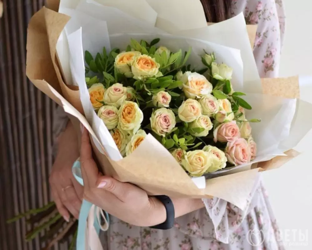 7 кустовых кремово-розовых роз с зеленью в упаковке №1