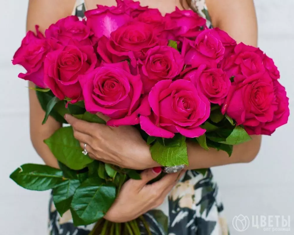 25 розовых роз Эквадор 60 см в упаковке №1