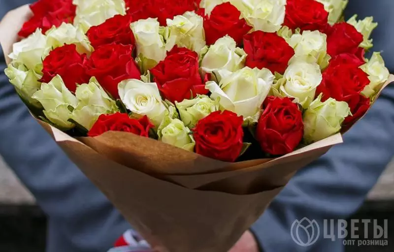 35 белых и красных роз Кения Премиум 40 см в упаковке №1