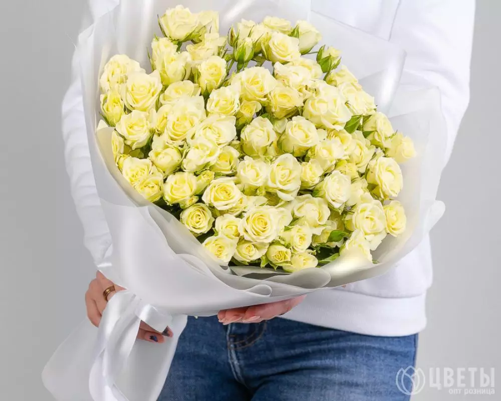 35 Кустовых Белых Роз в упаковке №1
