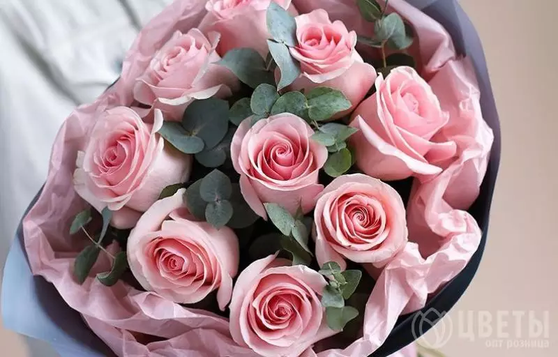 9 розовых роз Эквадор 60 см с зеленью в упаковке №1