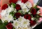 Букет из красных роз, кустовых хризантем, альстромерий в упаковке small №1