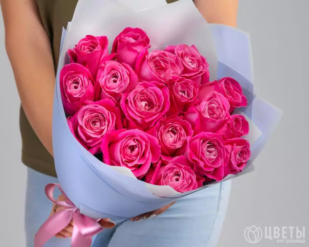  19 Ярко-Розовых Роз (40 см.) в упаковке №1