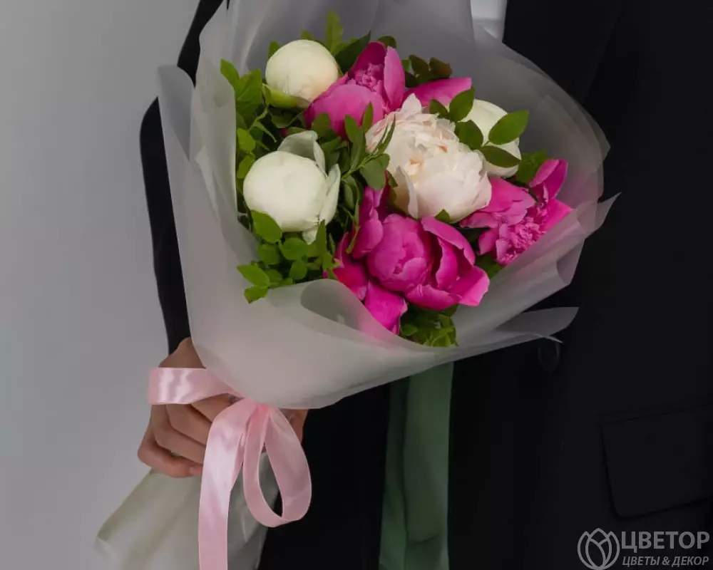 7 Пионов Микс с зеленью в упаковке №1