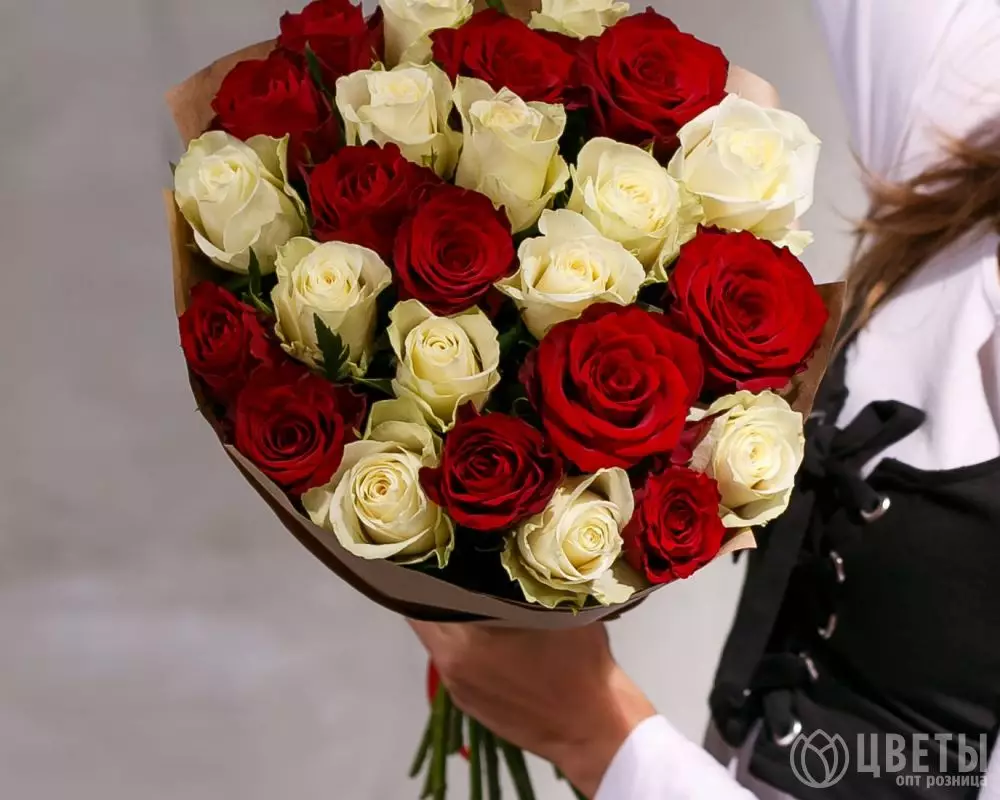 25 красных и белых роз Кения Премиум 40 см в упаковке №2