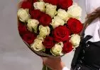 25 красных и белых роз Кения Премиум 40 см в упаковке small №2