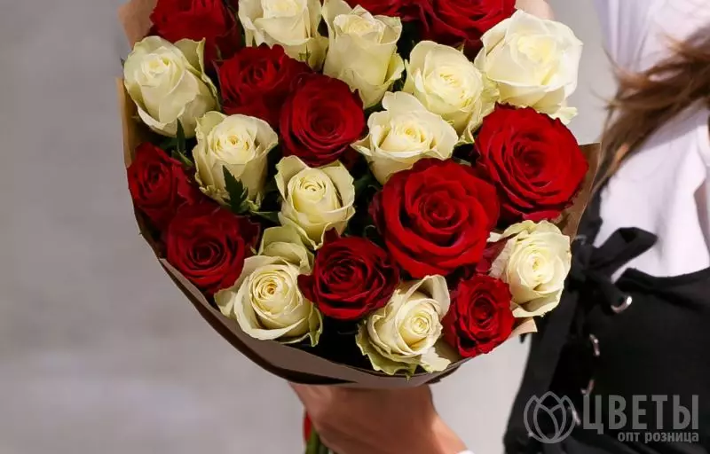 25 красных и белых роз Кения Премиум 40 см в упаковке №2