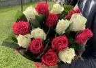 15 белых и красных роз Кения Премиум 40 см в упаковке small №1