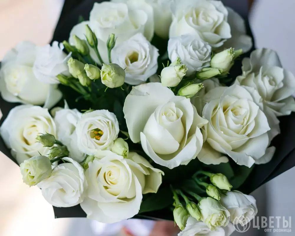 Букет из белых роз и лизиантуса №2
