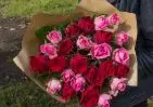 25 красных и розовых роз Кения Премиум 40 см в упаковке small №2