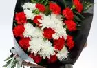 Траурный букет из красных гвоздик и кустовых хризантем small №3