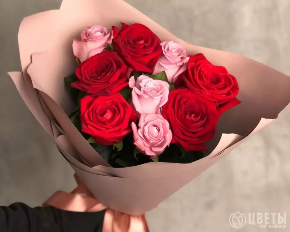 9 красных и розовых роз 60 см в упаковке №1