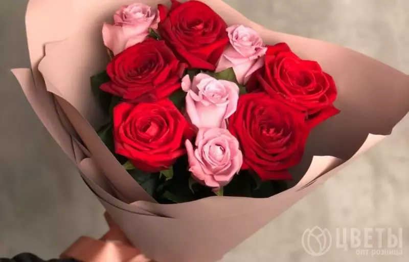 9 красных и розовых роз 60 см в упаковке №1