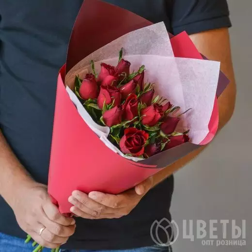 15 красных роз Кении в упаковке №1