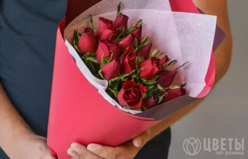15 красных роз Кении в упаковке №1