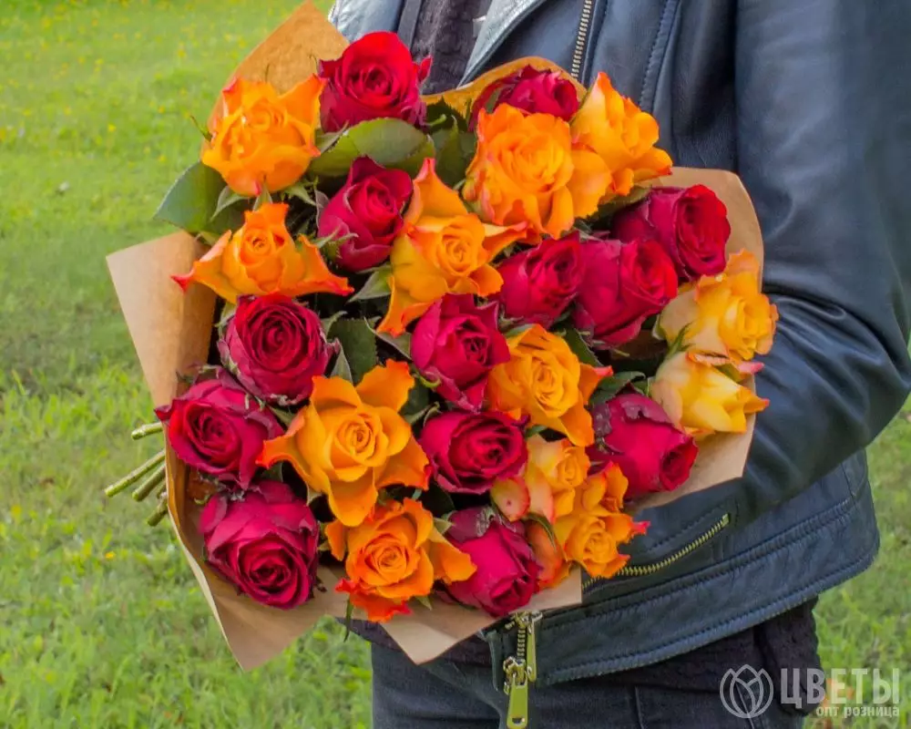 25 красных и оранжевых роз Кения 35-40 см в упаковке №1