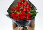 Траурный букет из 22 красных роз 60 см (Эквадор) с зеленью small №2