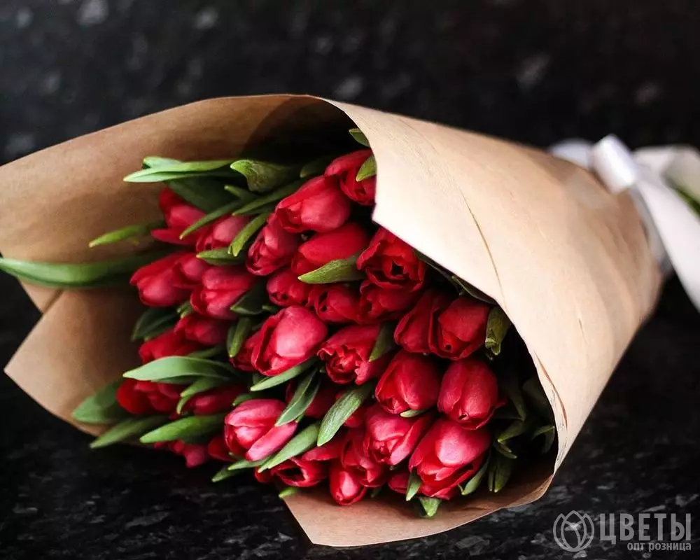 35 красных тюльпанов в упаковке №1