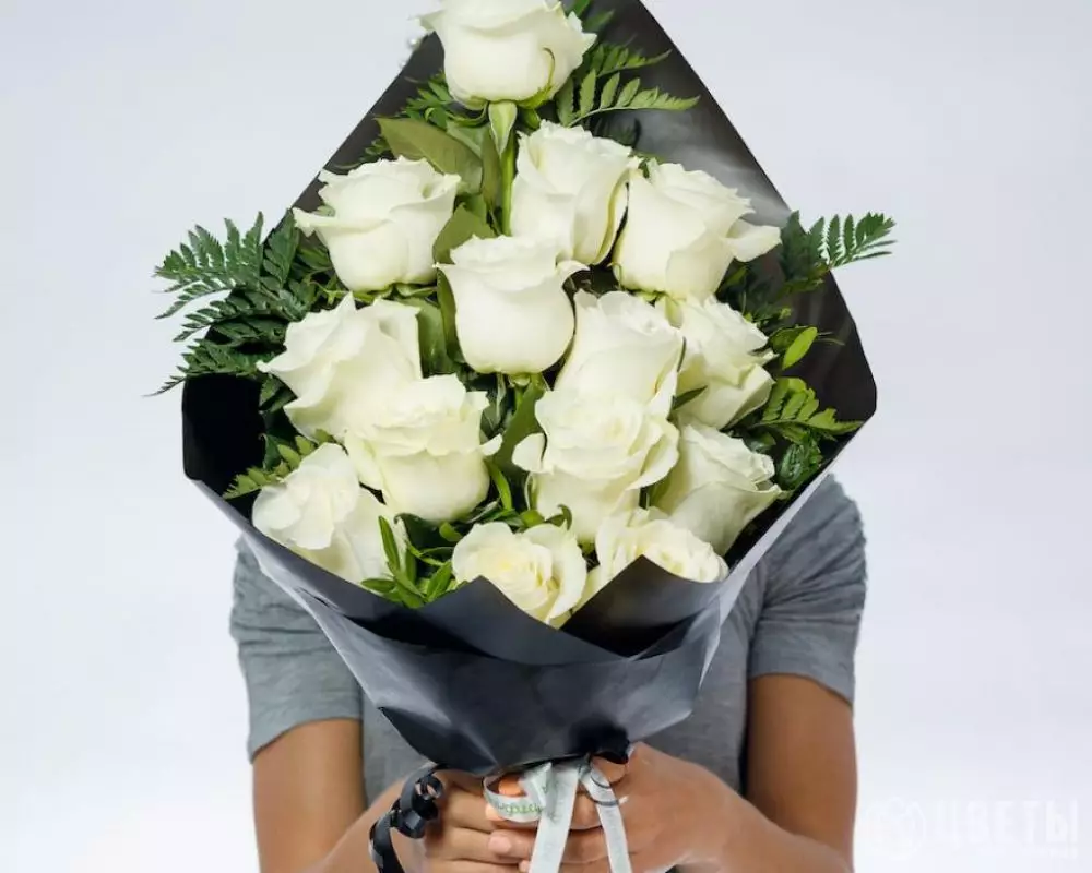 Траурный букет из 14 белых роз 60 см (Эквадор) №2
