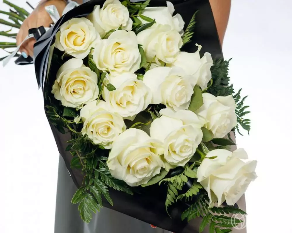 Траурный букет из 14 белых роз 60 см (Эквадор) №1