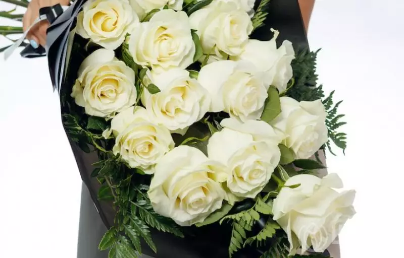 Траурный букет из 14 белых роз 60 см (Эквадор) №1