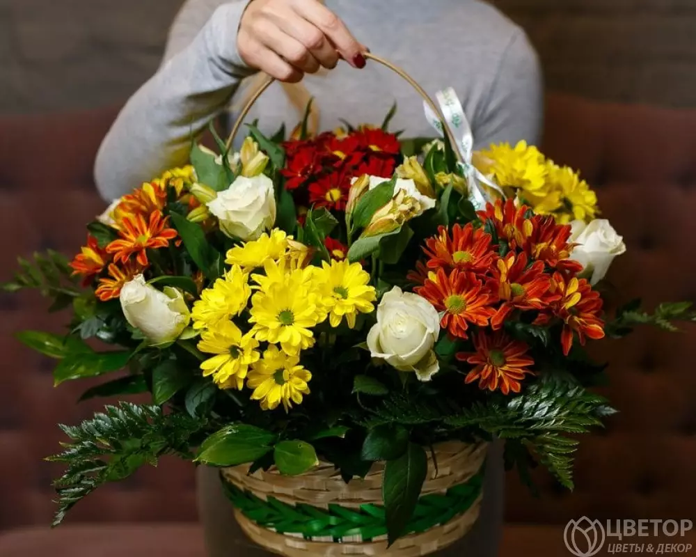 Корзина с белыми розами, хризантемой и альстромерией с зеленью №1