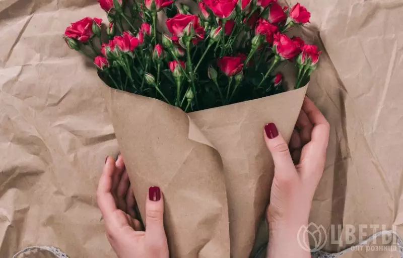 9 кустовых розовых роз в упаковке №1