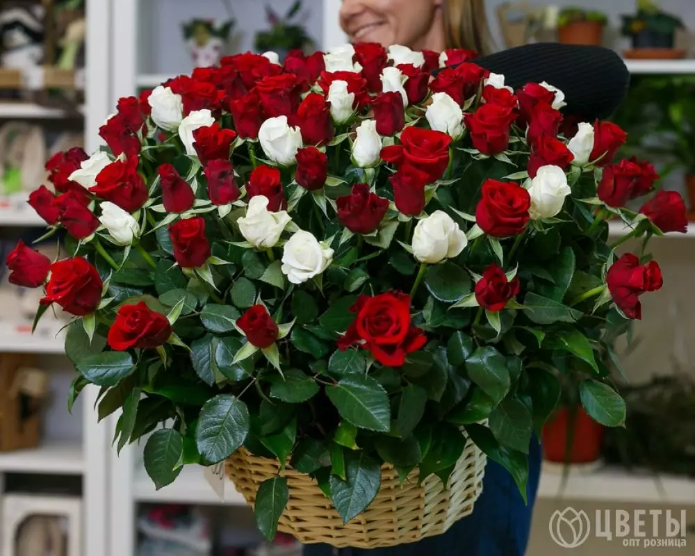 101 белой и красной розы в корзине с зеленью №2