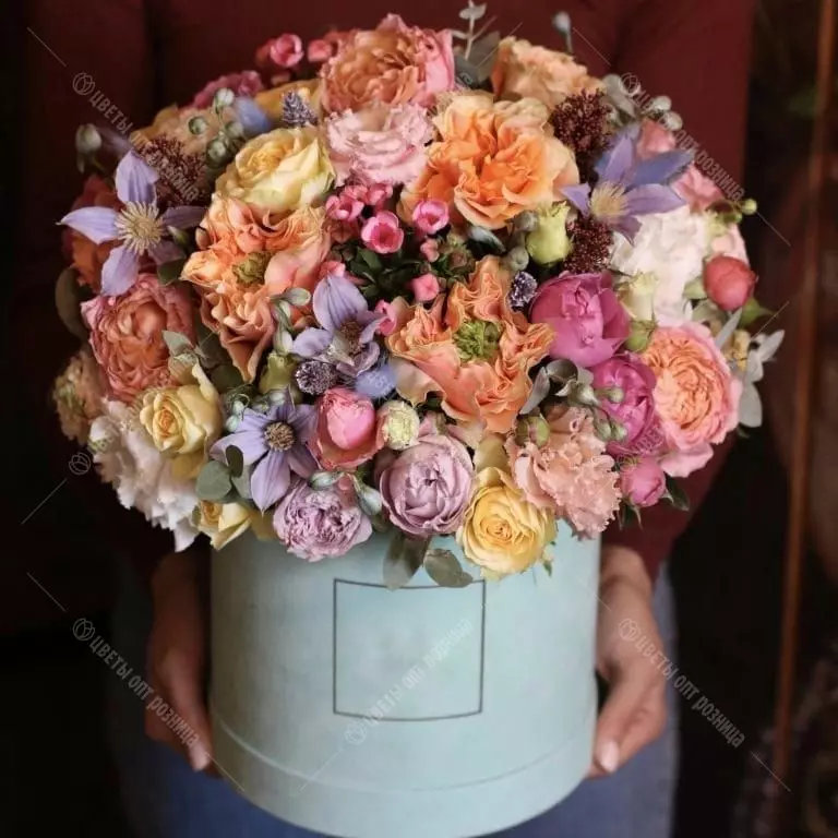 Шикарный букет цветов в шляпной коробке