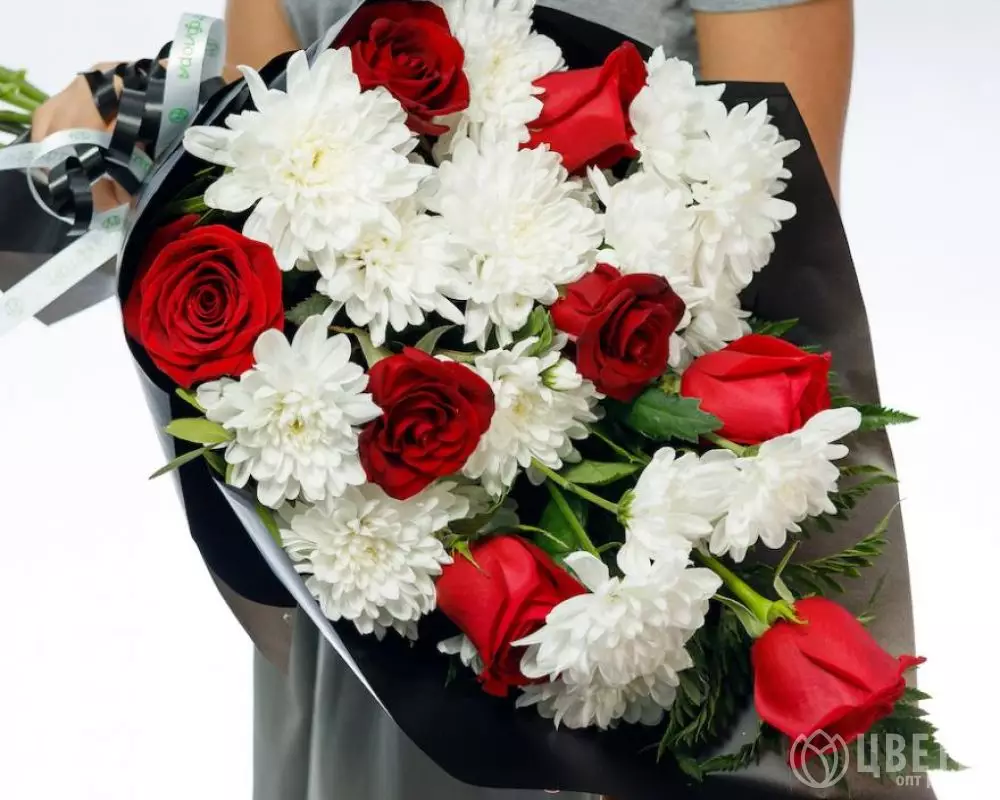 Траурный букет из эквадорских роз и кустовых хризантем №1