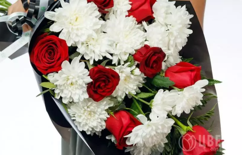 Траурный букет из эквадорских роз и кустовых хризантем №1