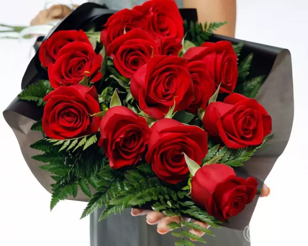 Траурный букет из 14 красных роз 60 см с зеленью №1