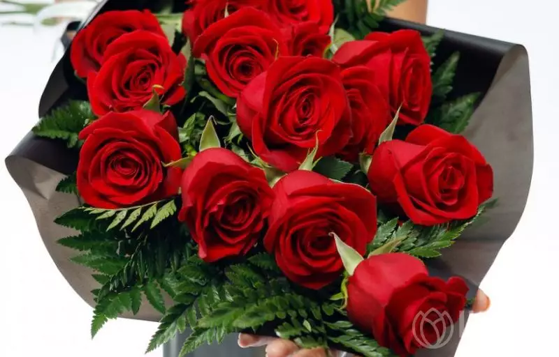 Траурный букет из 14 красных роз 60 см (Эквадор) №1