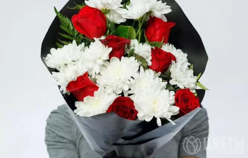 Траурный букет из эквадорских роз и кустовых хризантем №2