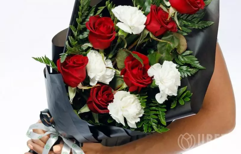 Траурный букет из красных роз и гвоздик №3