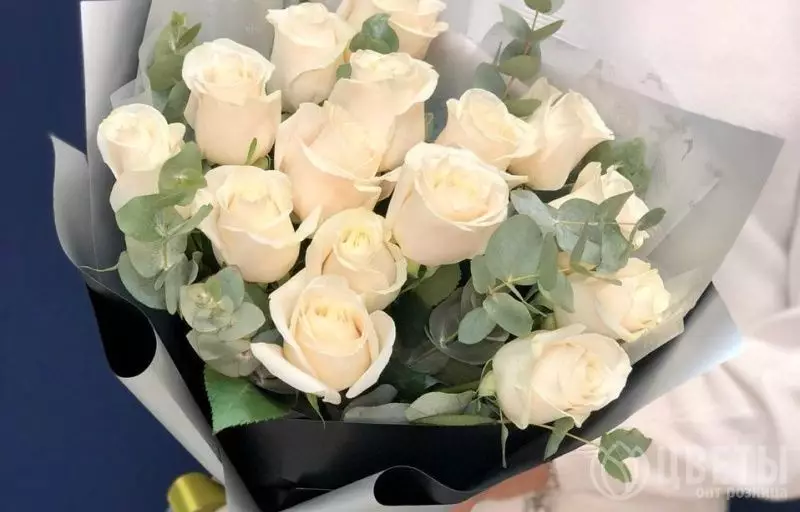 15 белых роз 60 см с эвкалиптом в упаковке №1