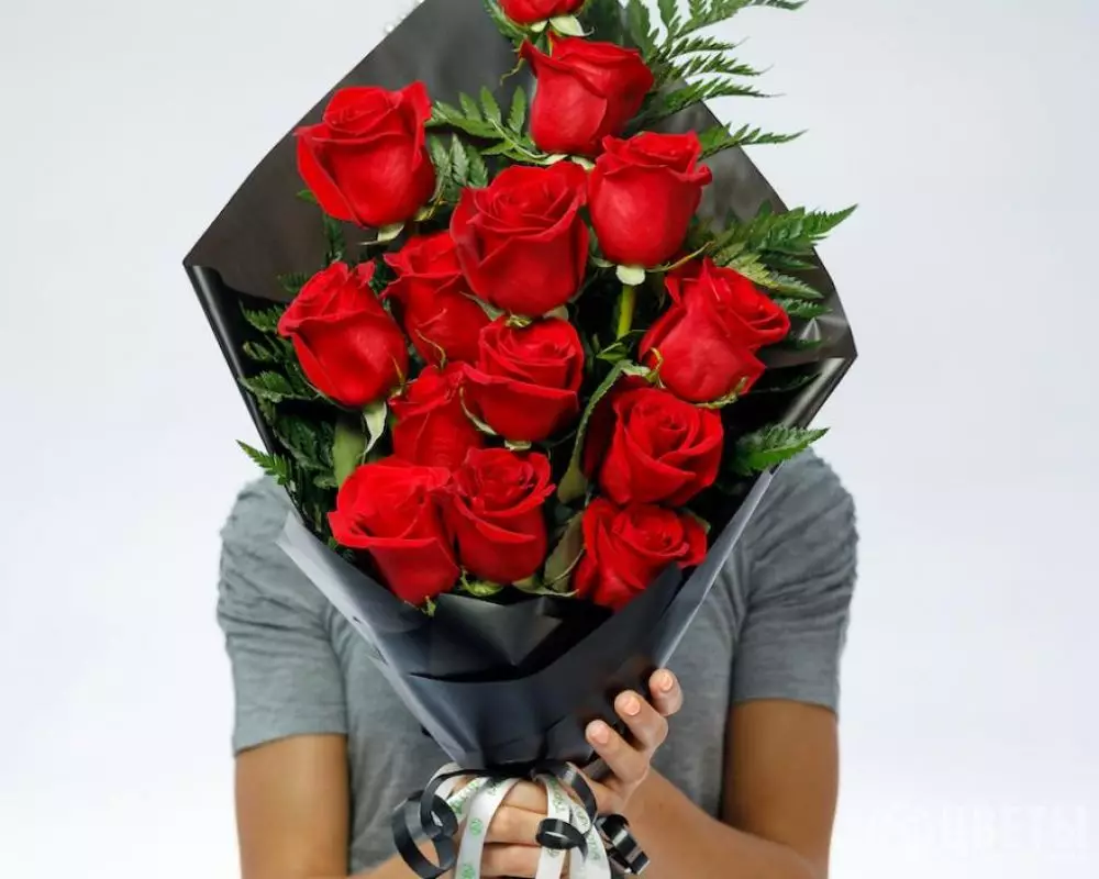 Траурный букет из 14 красных роз 60 см (Эквадор) №2