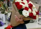 25 белых и красных роз Эквадор 70 см в упаковке small №1