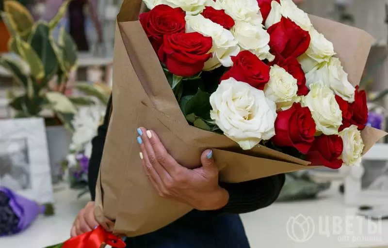 25 белых и красных роз Эквадор 70 см в упаковке №1