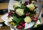 Букет из белых роз и альстромерий в упаковке small №1
